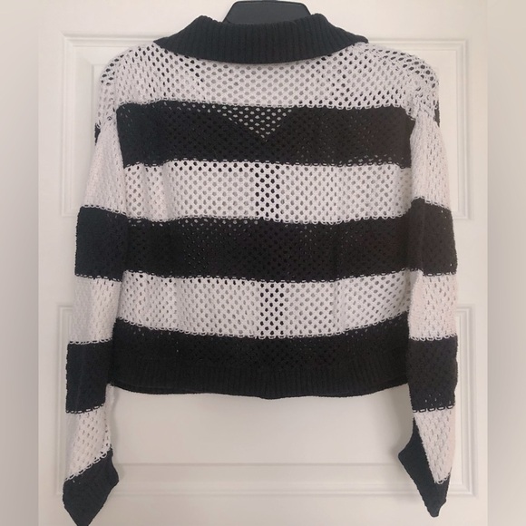 Black and white openwork cropped sweater with buttons and collar, size M - Picture 2 of 6